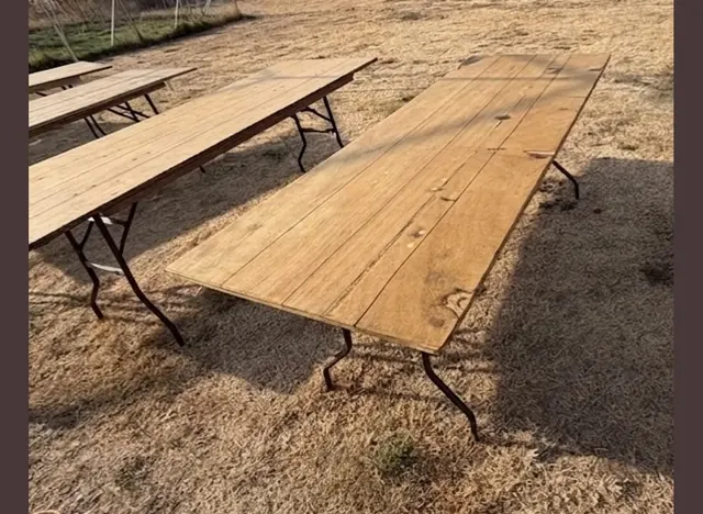 Table en bois 210 × 80 cm en location à Questembert