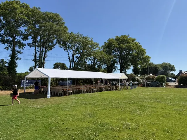 Tente de réception 6 × 12 m installée pour un mariage